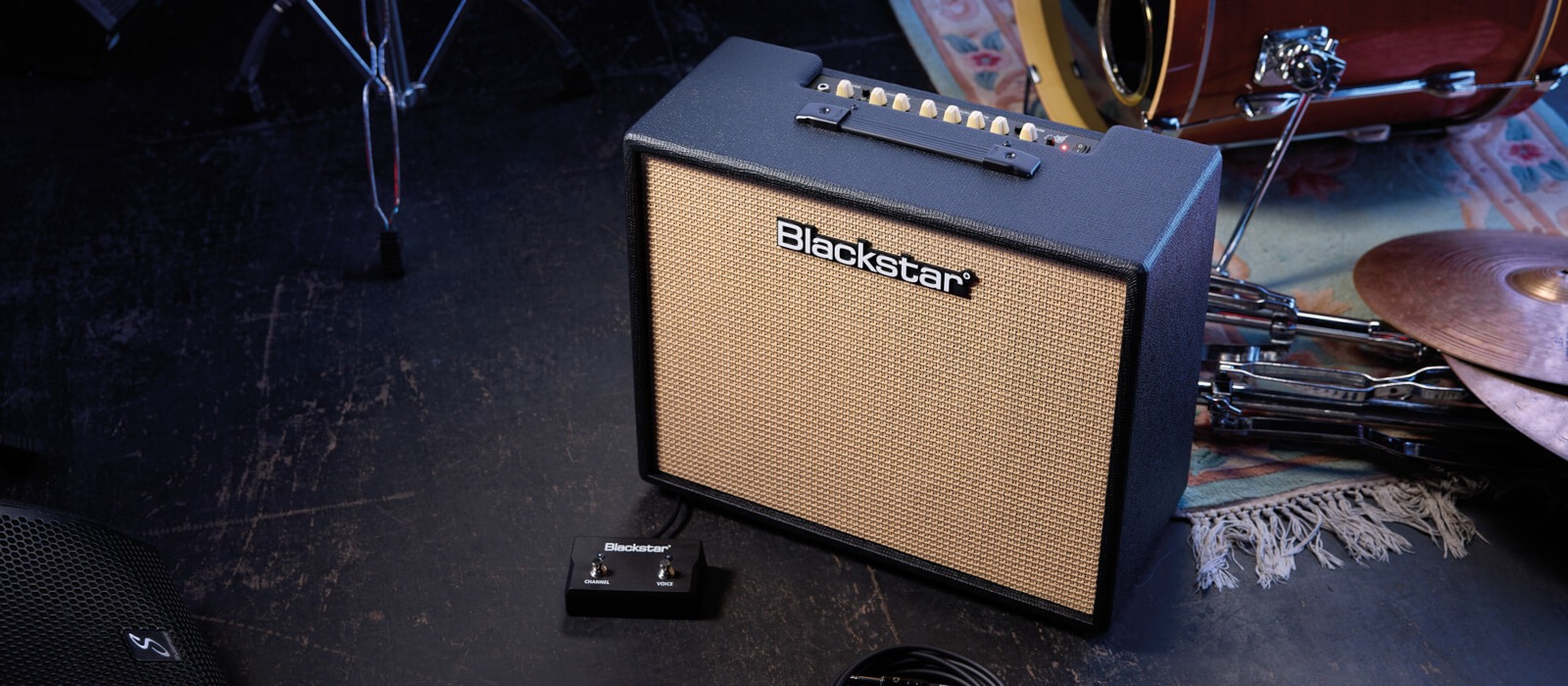 Amplificador Blackstar Debut 100R 112 Black en entorno de escenario